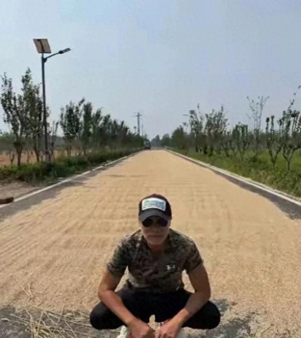股票配资社区 利息腰斩！老人搬钱为养老，怎么办？抱团理财最稳妥！